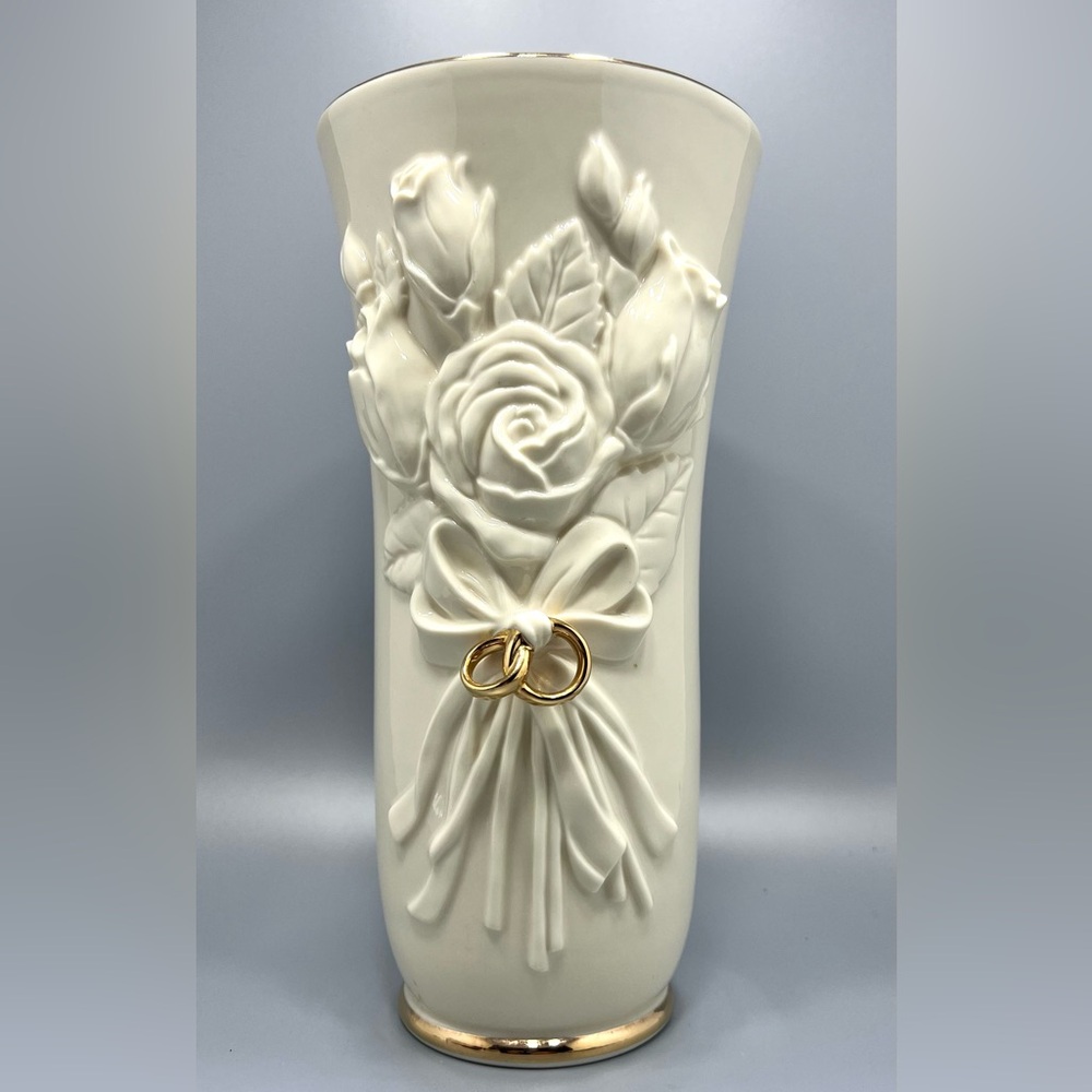 LENOX WEDDING VASE WITH ROSES AND GOLD RINGS DESIGN
